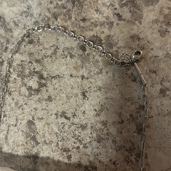 KENDRA SCOTT | JESS SMALL LOCK CHAIN NECKLACE IN SILVER - Picture 3 of 4